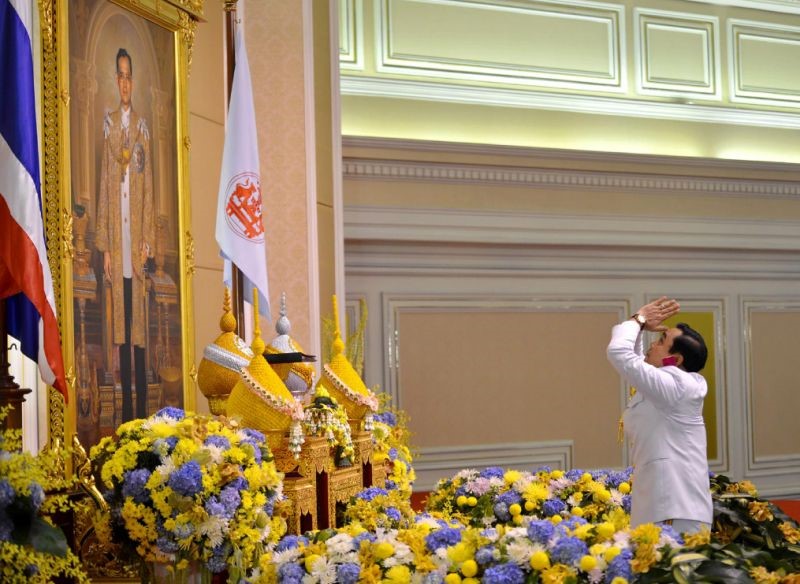 Thủ tướng Prayuth Chan-o-cha thực hiện nghi lễ tương tự các vị thủ tướng khác của Thái Lan khi lên nhậm chức vào năm 2014. Ông Chan-o-cha là một người thân cận với Hoàng gia. Gần như chắc chắn ông sẽ ủng hộ Thái tử Vajiralongkorn sau khi Quốc vương Bhumibol băng hà. Ảnh: