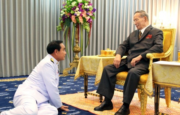 Thủ tướng Prayuth Chan-o-cha yết kiến quốc vương vào tháng 11/2014. Nhiều năm nay, do sức khỏe không tốt nên nhà vua Thái Lan ít khi xuất hiện trước công chúng. Ảnh: 