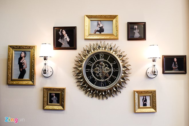 Chiếc đồng hồ mang kiểu dáng phương Tây khá sang trọng là điểm nhấn của phòng khách. Nhiều hình ảnh của chủ nhân căn hộ được treo xung quanh tường như cách thể hiện dấu ấn cá nhân. 