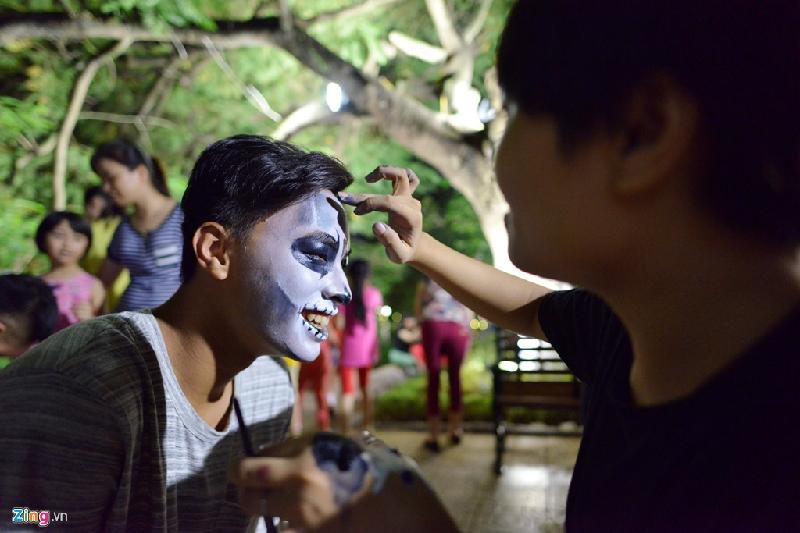 Trước lễ hội Halloween hai ngày, nhiều nhóm bạn trẻ tổ chức vẽ mặt kiểu xác sống ở phố đi bộ hồ Hoàn Kiếm.