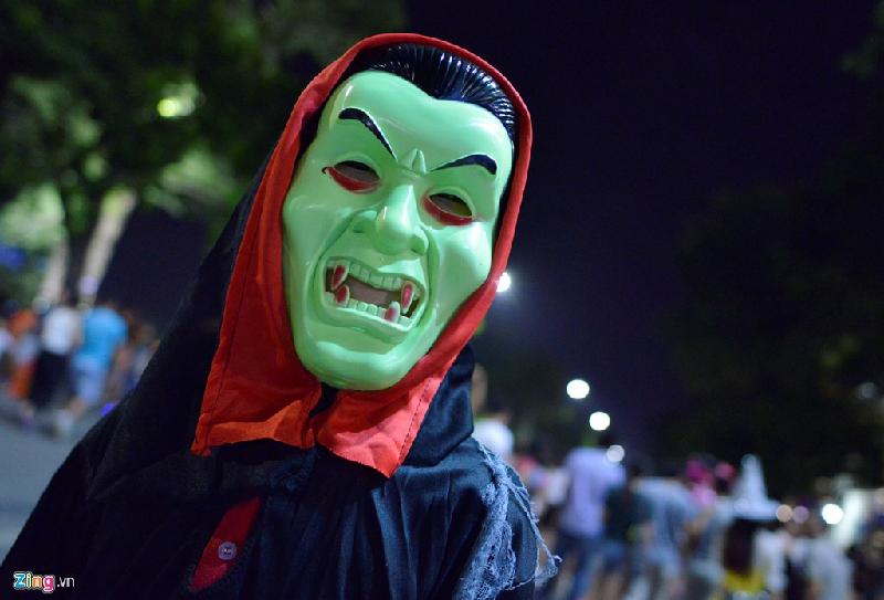 Gần đó, dọc phố đi bộ Đinh Tiên Hoàng, Hàng Khay... nhiều thanh niên sử dụng những mặt nạ bán từ dịp Trung thu ra chơi đùa.