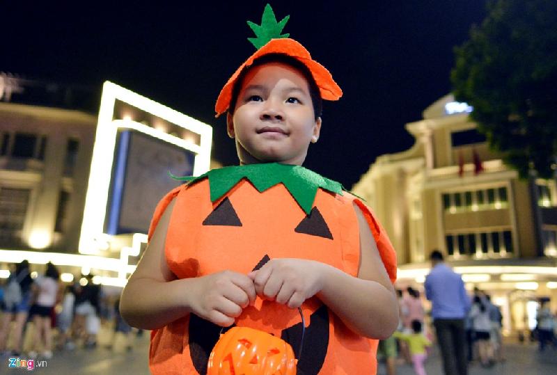 Em Nhật Minh (9 tuổi) mặc bộ trang phục hình quả bí ngô đặc trưng Halloween, có giá 200.000 đồng trên phố Lương Văn Can.
