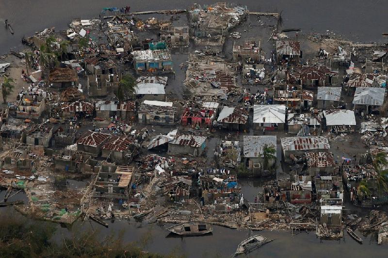 Một ngôi làng bị cô lập với phần lớn nhà dân bị tốc mái, đổ nát sau khi bão Matthew quét qua Haiti hôm 4/10.