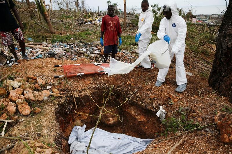 Hai người chết được đem chôn cùng một chỗ, không có quan tài. Số nạn nhân thiệt mạng tại Haiti hiện là 283 người.