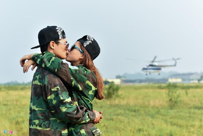 Hải Sơn và Nhã Phương trao nhau nụ hôn ngọt ngào xong khi nhảy dù thành công xuống sân bay Hoà Lạc (Hà Nội). Cả hai đã nhờ bạn chụp ảnh cưới luôn tại đây.