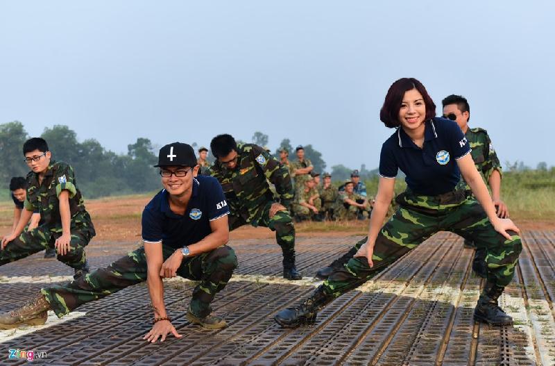 Để có thể nhảy dù, các học viên phải trải qua khoá huấn luyện kéo dài 4 tháng. Đây là một hoạt động nhằm giáo dục quốc phòng cho thế hệ trẻ.