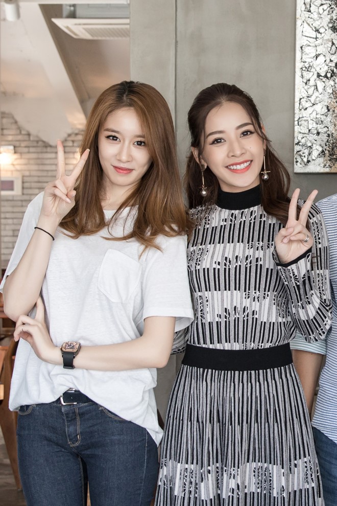 Sau khi được á hậu Hàn Quốc - Lee Sarah - chào đón ở sân bay Seoul, diễn viên người Việt có dịp giao lưu cùng thành viên xinh đẹp nhất nhóm T-ara, ca sĩ Ji-yeon vào ngày 6/10, tại một quán cà phê.
