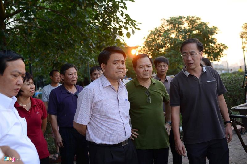 Chiều 2/10, sau khi biết thông tin cá chết nhiều ở hồ Tây, Chủ tịch UBND TP Hà Nội Nguyễn Đức Chung đã đến thị sát và chỉ đạo các đơn vị chức năng khắc phục, điều tra làm rõ nguyên nhân.