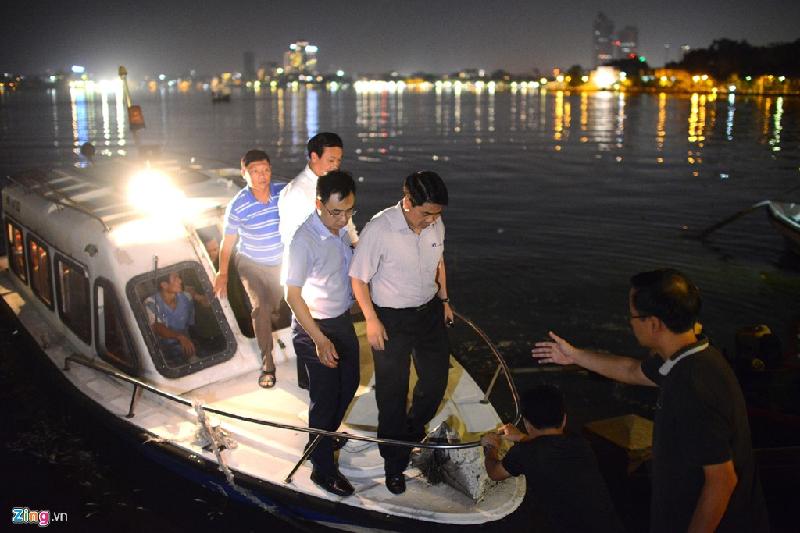 Trong ảnh, Chủ tịch Hà Nội (đứng bên phải) trở lại bờ sau khi đi cano ra giữa hồ xem xét tình hình. Ông chỉ đạo thành lập ban chỉ huy xử lý sự cố và triển khai nhiều biện pháp cấp bách để khắc phục.