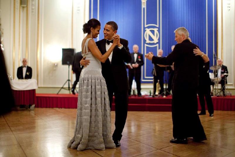 Ngày 3/9, nhân kỷ niệm 24 năm ngày cưới, Tổng thống Obama đã chia sẻ bức ảnh tình tứ cùng người bạn đời của mình trên trang Facebook, kèm chú thích lãng mạn: 
