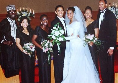 Song, thân thế là khoảng cách lớn của cặp đôi này. Bà Michelle là một người gốc Phi, trong khi đó, mẹ ông Obama là người gốc da trắng, còn cha đã tái hôn. Nhưng vượt qua mọi rào cản, sóng gió cùng sự quyết tâm của ông Obama, hai người đã kết hôn vào ngày 3/10/1992. Ảnh: 