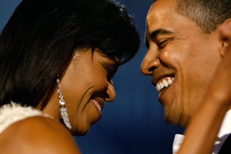 Sau đó, bà Michelle trở thành hậu phương vững chắc cho chồng mình trong cuộc đua chinh phục Nhà Trắng. Vị tổng thống gốc Phi đầu tiên của nước Mỹ không ngần ngại dành cái nhìn âu yếm cho người bạn đời của mình trong ngày nhậm chức vào năm 2009. Ảnh: 