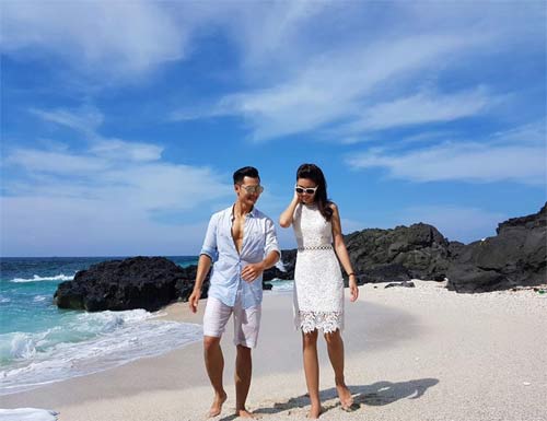 Hoa hậu Mỹ Linh thân thiết với ca sĩ Đức Tuấn trên bãi biển Nha Trang