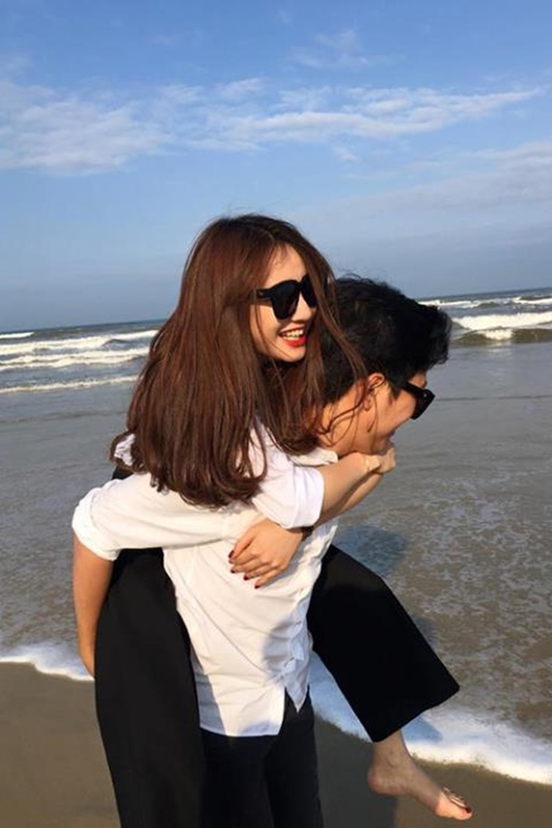 Trường Giang cõng Nhã Phương đi dạo biển, tình yêu còn gì thơ mộng hơn thế?