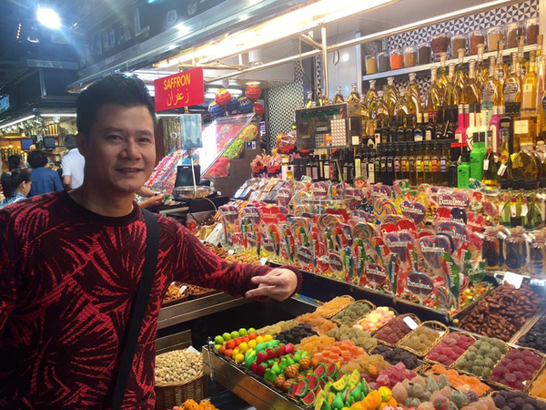 Ca sĩ Quang Dũng thích thú tham quan khu chợ đầy màu sắc tại Barcelona, Tây Ban Nha.