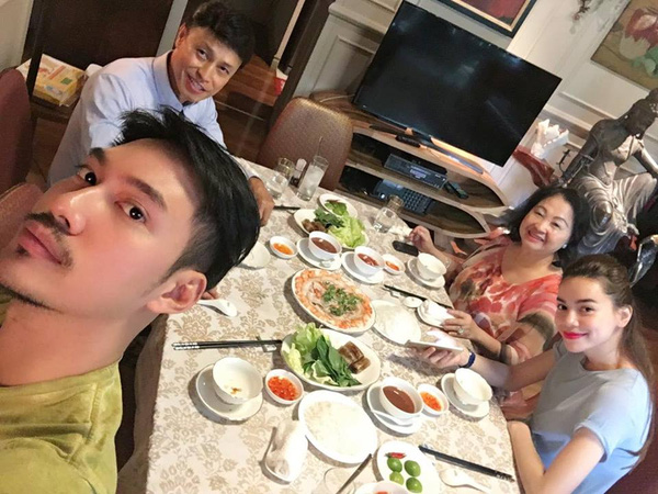 Lý Quý Khánh chia sẻ hình ảnh Hồ Ngọc Hà cùng ca sĩ Tuấn Ngọc   đến dùng bữa với mẹ con anh.