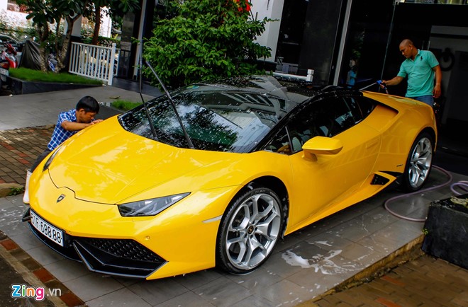 Lamborghini Huracan là chiếc xe đầu tiên đánh dấu thời điểm quay trở lại với siêu xe của Cường Đô La. Siêu xe này trước thuộc sở hữu của một ông chủ công ty bất động sản nhưng sau đó bán lại. Giá trị xe cũ tại Việt Nam trên 10 tỷ đồng, trong khi xe mới được bán khoảng 13 tỷ. 