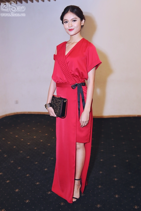 Lần đầu xuất hiện tại thảm đỏ thời trang, Tân Á hậu 2016 Thuỳ Dung khoe sắc với bộ đầm  bất đối xứng màu đỏ, kiểu dáng lấy cảm hứng từ kinomo. 