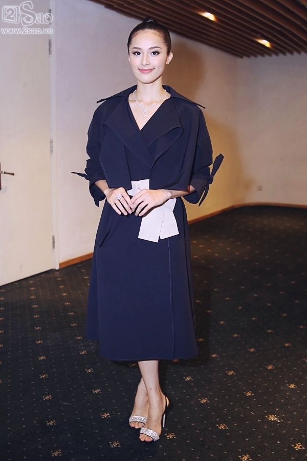 Hạ Vi  diện một thiết kế áo khoác giả váy của NTK Lâm Gia Khang.