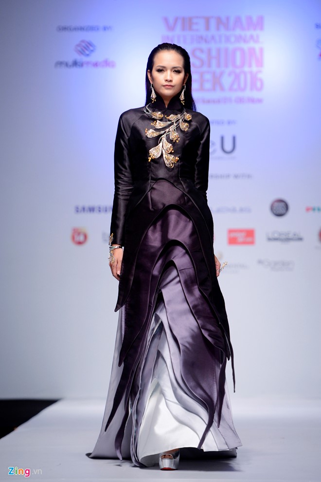 Tại buổi họp báo, chương trình giới thiệu trước một mẫu thiết kế của mỗi bộ sưu tập. Quán quân Vietnam's Next Top Model 2016 Ngọc Châu diễn mở màn. Cô cũng chính là gương mặt đại diện của tuần lễ thời trang mùa này. 