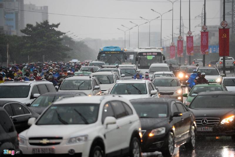 Tại cầu Điện Biên Phủ, hàng trăm phương tiện nối đuôi nhau xếp hàng dài. Xe máy, ô tô chen chúc nhau di chuyển qua cầu.