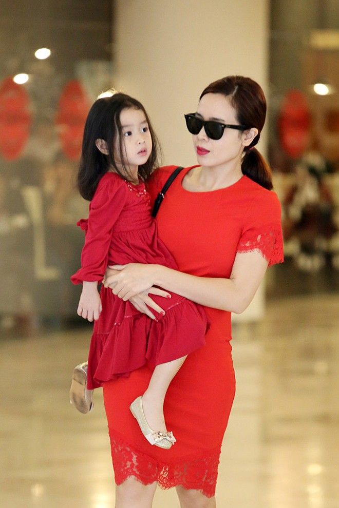 Tuy không cùng kiểu dáng nhưng người đẹp lại biến hóa hình ảnh của mình và con gái Mina cùng sắc đỏ nổi bật.