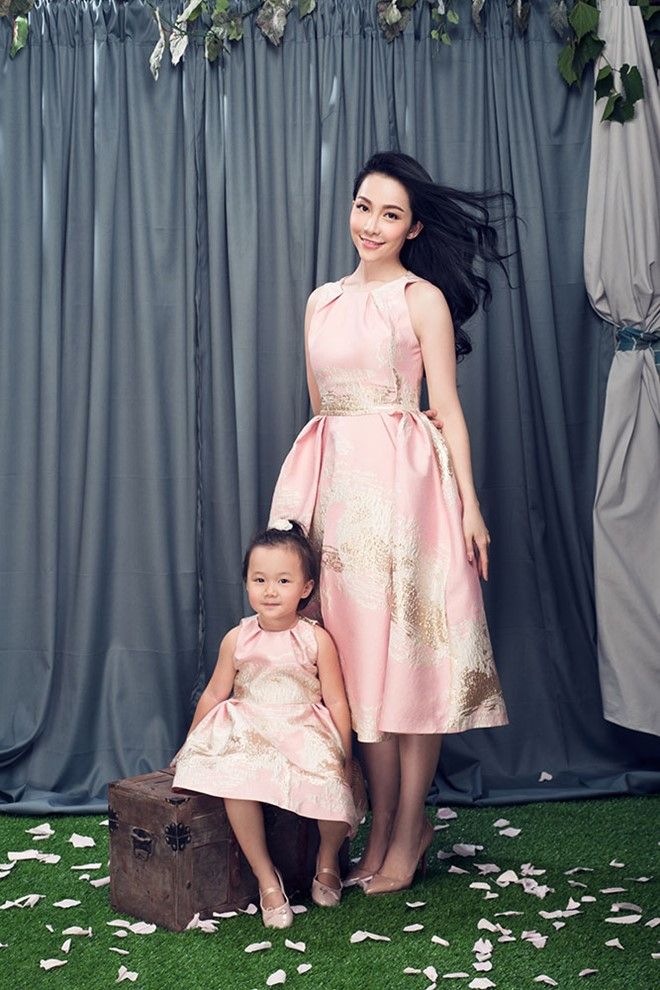 Không thể nào không nhắc đến mỹ nhân Linh Nga, hai mẹ con người đẹp nền nã trong sắc hồng pastel cùng mẫu đầm xòe.