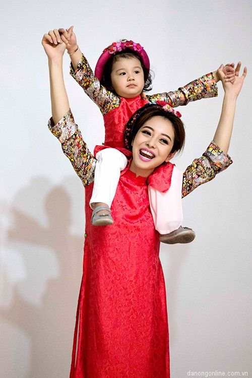 Jennifer Phạm vô cùng xinh xắn cùng nàng tiên nhỏ của mình trong trang phục áo dài trẻ trung đến từ nhà thiết kế Thủy Nguyễn.