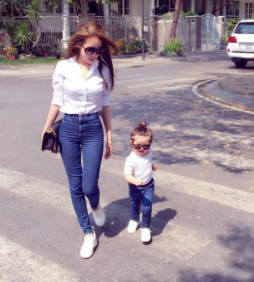 Quần jeans, sơ mi trắng hay áo thun đơn giản luôn là những lựa chọn hàng đầu của Elly Trần khi ra ngoài cùng bé Cadie.