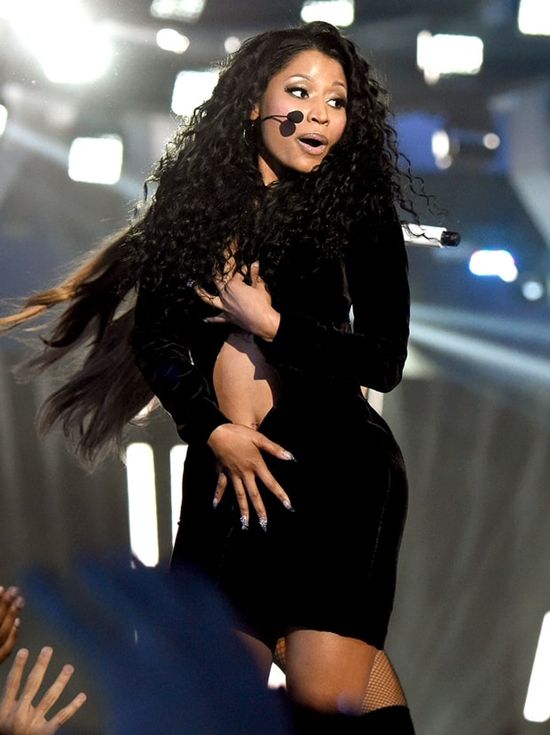Nicki Minaj gặp sự cố về phục trang khi đang biểu diễn trên sân khấu Video Music Awards 2014. Nhanh trí cô nàng đã dùng tay giữ lại chiếc váy chỉ chực rơi xuống trong khi nhảy.
