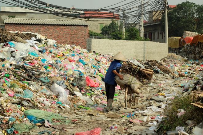 Sau khi ra bãi rác sẽ có những người chuyên đi thu gom những chất thải có thể tái chế được. Ảnh internet