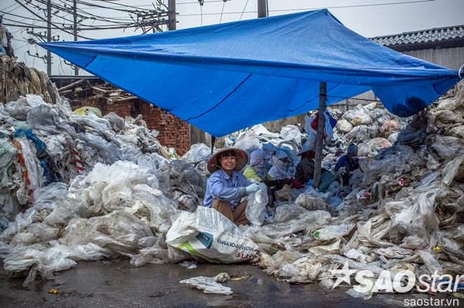 Những người công nhân trực tiếp làm việc với rác bằng những bảo hộ lao động sơ sài.