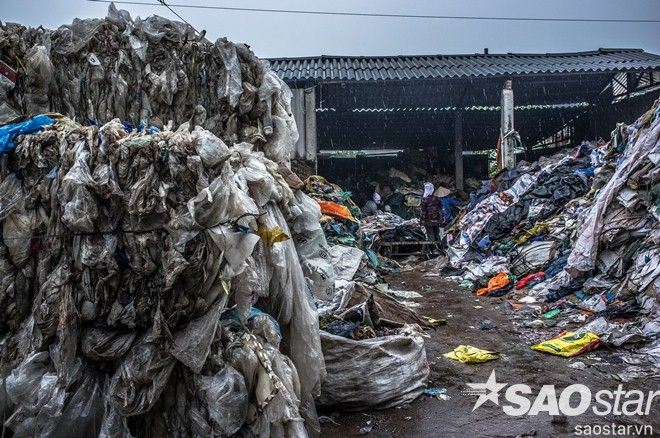 Núi rác thải này được thu gom từ những người làm “đồng nát”. Đây chính là rác thải sinh hoạt của người dân.