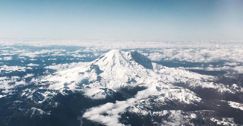 Lam Trường: Đây là ngọn núi lửa Mt Rainier (đã ngưng phun trào từ cuối 1894) nổi tiếng  của Washington state, nhìn từ khoang máy bay, ngọn núi này quanh năm đóng băng,  vào mùa hè nếu thích nghịch tuyết vẫn là chuyện khả thi.