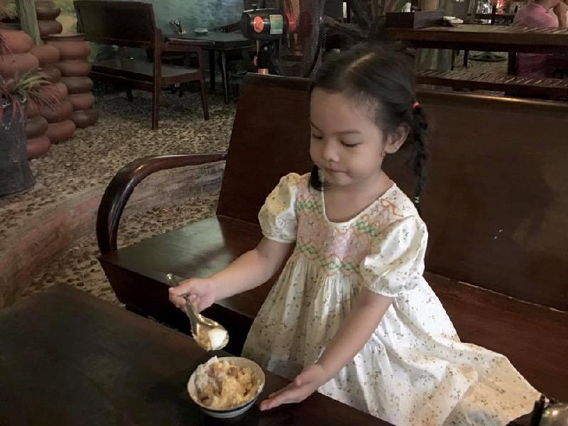 Khoảnh khắc tự ăn uống dễ thương của con gái Phạm Quỳnh Anh