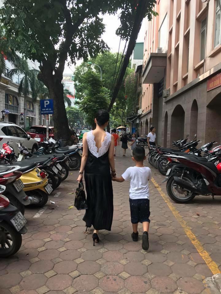 Lệ Quyên bình yên dạo phố cùng con trai: Đi đâu mà cũng được mang bạn ấy theo thế này  thì vòng quanh thế giới là chuyện nhỏ.