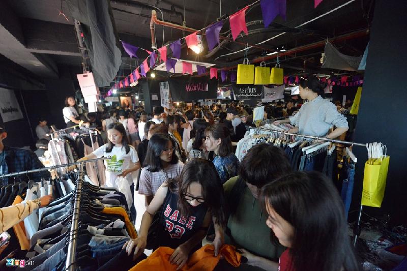 Ngày hội mua sắm The New District (Quận Mới) đã nhiều lần tổ chức nhưng chưa thực sự thân quen với giới trẻ Hà Nội như tại TP.HCM. Ở sự kiện lần này, chương trình có một số nét mới, thu hút đông đảo nam thanh nữ tú tìm đến hơn so với trước đây.