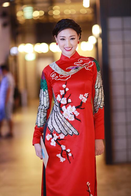 Maya diện áo dài đỏ họa tiết hoa mai, cánh phượng rực rỡ, nổi bật trong buổi công chiếu phim “Sài Gòn, anh yêu em”- tác phẩm đánh dấu sự tái xuất của cô với nghệ thuật thứ 7.