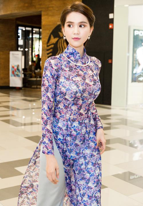 Ngọc Trinh bất ngờ đổi sang phong cách ăn mặc kín đáo, duyên dáng theo lối trang phục của phụ nữ Việt Nam xưa. Sự thay đổi này nhận được nhiều lời khen tích cực từ phía người hâm mộ.