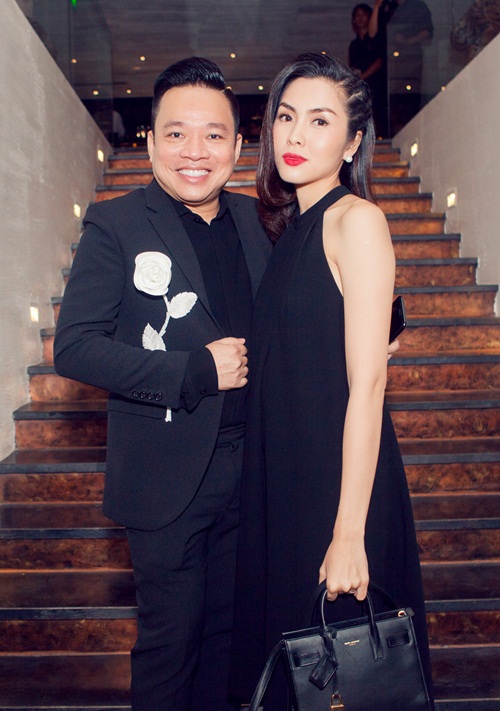 Nữ diễn viên chụp ảnh lưu niệm cùng doanh nhân Huy Cận.