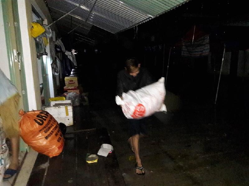 22h đêm, người dân Hương Khê, Hà Tĩnh di dời tài sản để tránh lũ
