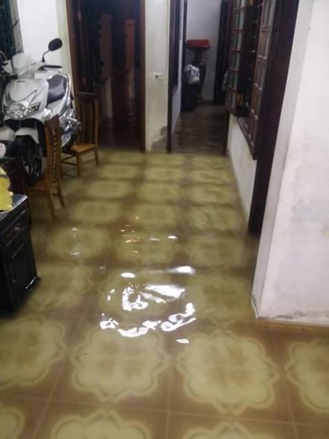 Nước tràn lênh láng vào nhà ở xã Cẩm Mỹ, Cẩm Duệ.