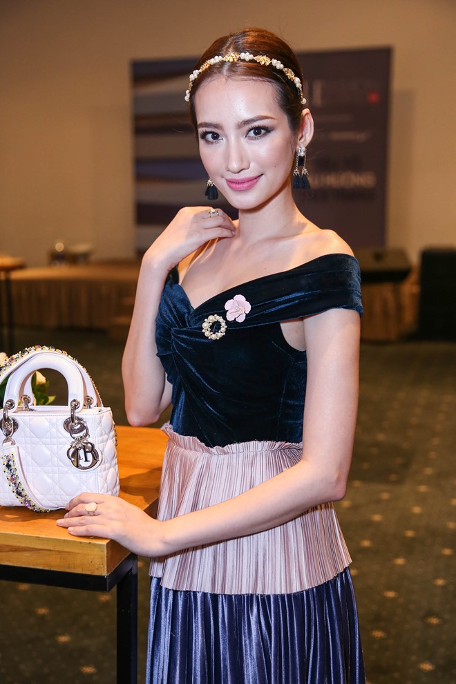 Hoa hậu Trúc Diễm cũng một mình đến sự kiện. Cách đây ít ngày, cô thu hút sự chú ý khi “khoe” đồng hồ có giá lên tới 3 tỷ đồng do ông xã tặng.