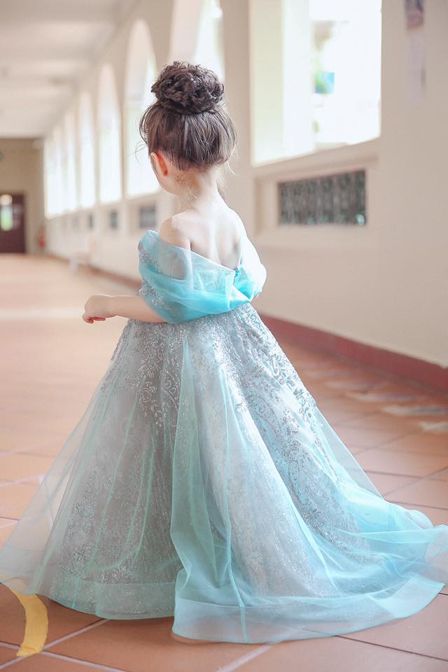 Cadie Mộc Trà trong chiếc váy công chúa màu xanh nước biển làm “xao xuyến” biết bao con tim. Vì là con gái nên Cadie được mẹ Elly chăm diện cho những chiếc đầm dạ hội với thiết kế không khác gì người lớn.