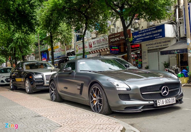 Mercedes SLS AMG GT Final Edition hàng độc tại Việt Nam thuộc sở hữu của doanh nhân Johnathan Hạnh Nguyễn (bố chồng diễn viên Tăng Thanh Hà). Siêu xe này được nhập về Việt Nam cuối năm 2014. Theo giới kinh doanh xe nhập, SLS bản giới hạn có thể lên tới trên 14 tỷ đồng, trong khi phiên bản thường giá 11,8 tỷ. 