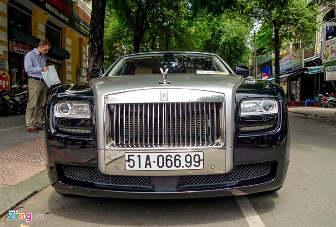Tại Việt Nam, Rolls-Royce Ghost có giá từ 16 tỷ đồng, trong khi những phiên bản bespoke có thể lên tới 24, thâm chí 28 tỷ đồng. 