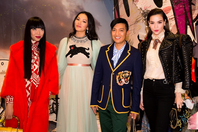 Trước những khách mời, blogger thời trang nổi tiếng đến từ 15 nước châu Á, Hồ Ngọc Hà được giới thiệu là biểu tượng thời trang và là một trong những nghệ sĩ tài năng tại Việt Nam.