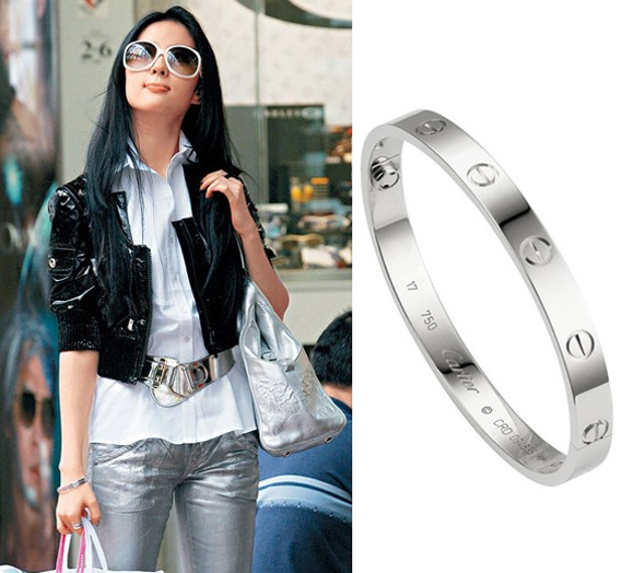 Lưu Diệc Phi đeo chiếc vòng tay nằm trong bộ sưu tập Love của hãng Catier  trị giá hàng trăm triệu đồng.