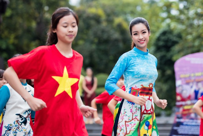 Hoa hậu Đỗ Mỹ Linh diện áo dài nhiệt tình tham gia các điệu nhảy flashmob cùng các sinh viên, học sinh. 