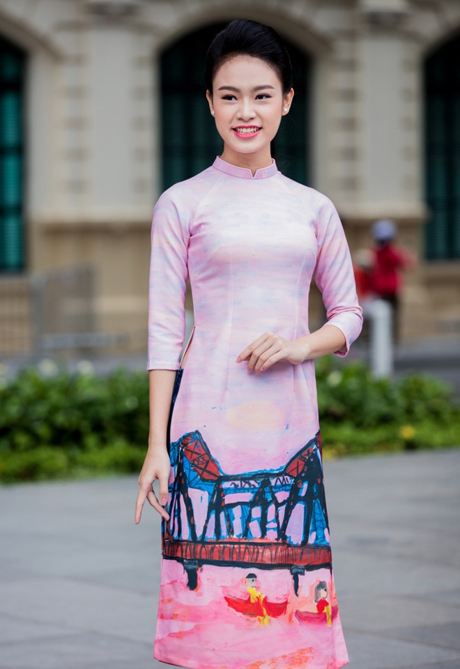 Trang phục áo dài do Ngọc Hân thiết kế mang tên Hà Nội trong mắt trẻ thơ, từng được cô giới thiệu tại Festival Áo dài 2016. Người đẹp Ngọc Vân nền nã trong bộ cánh tông màu hồng in họa tiết.